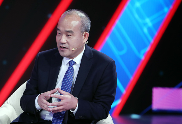 年輕人要有遠(yuǎn)大理想，要了解到科技的核心要素所在，專(zhuān)心，靜下心來(lái)打好基礎(chǔ)。