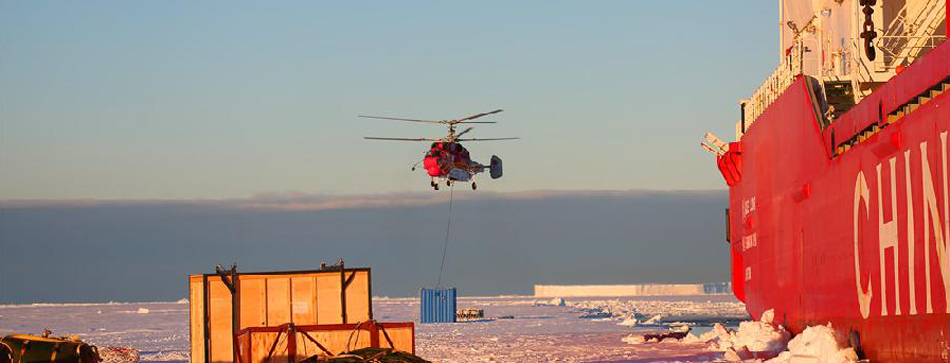 &ldquo;雪龍&rdquo;號在中山站外陸緣冰地帶開展卸貨作業