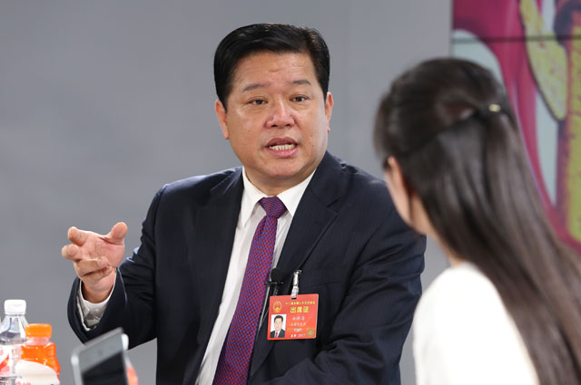 一絲不茍摘窮帽，全力以赴拔窮根