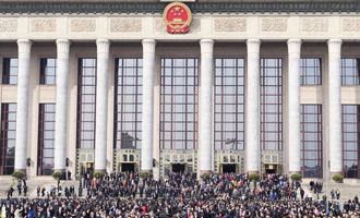 閉幕會后，代表走出人民大會堂