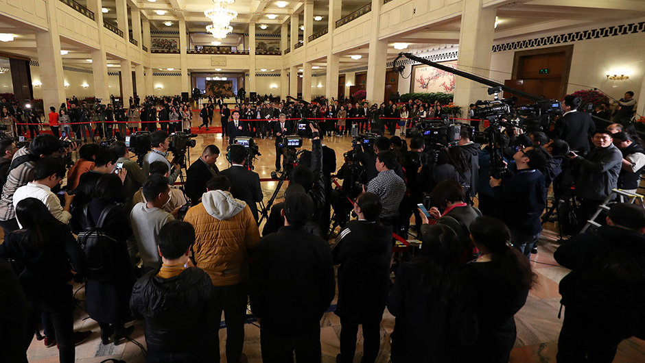 全國政協委員在&ldquo;委員通道&rdquo;接受采訪