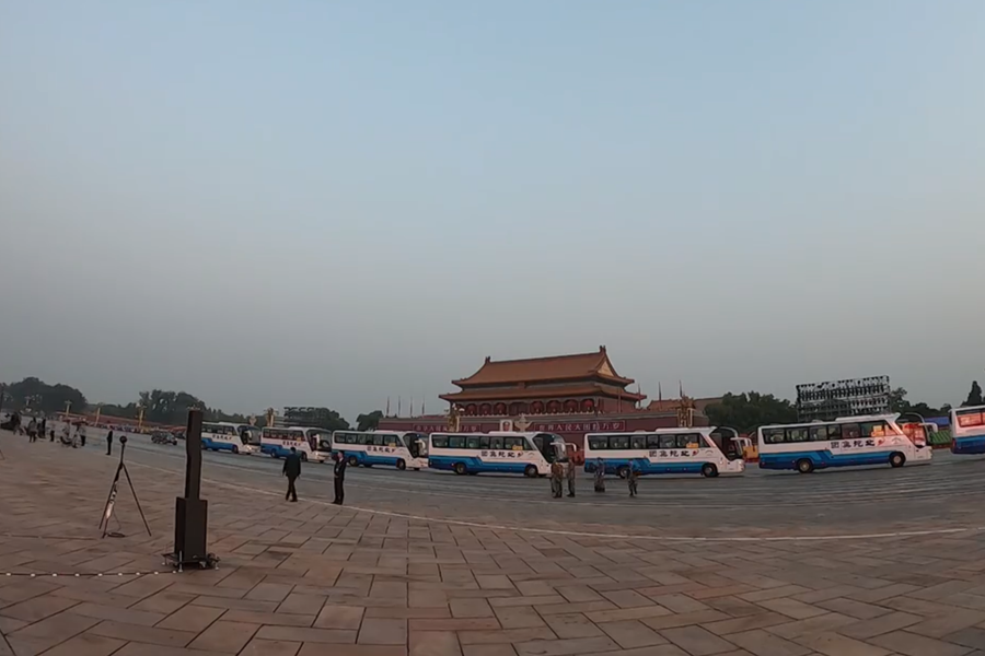 10月1日清晨的天安門城樓和長(zhǎng)安街，燈火通明，正在準(zhǔn)備慶祝大會(huì)的工作人員雖然緊張忙碌，但仍顯得井然有序