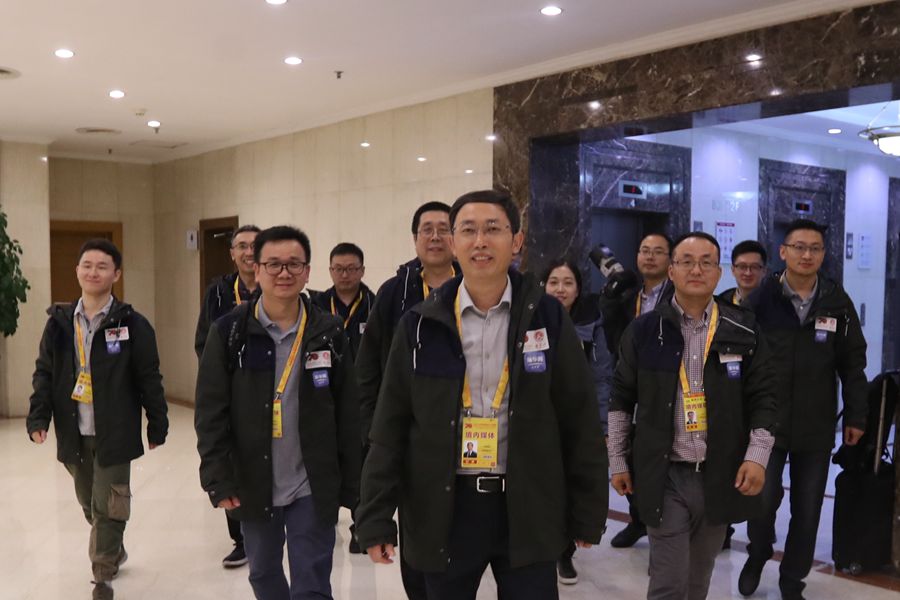 新華網(wǎng)國(guó)慶前方報(bào)道團(tuán)隊(duì)，出發(fā)啦！