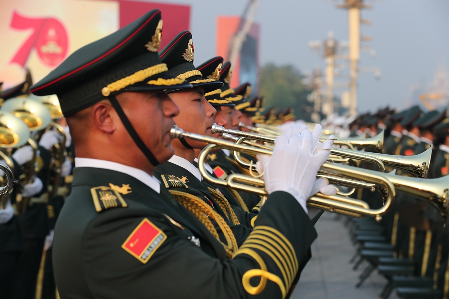 解放軍聯(lián)合軍樂(lè)團(tuán)在廣場(chǎng)就位后進(jìn)行準(zhǔn)備工作和試奏。據(jù)了解，解放軍聯(lián)合軍樂(lè)團(tuán)此次演奏是從開國(guó)大典至今歷次閱兵以來(lái)演奏曲目最多的一次，不少曲目是為此次閱兵量身打造的全新作品，此次也是歷次女演奏員最多的一次。