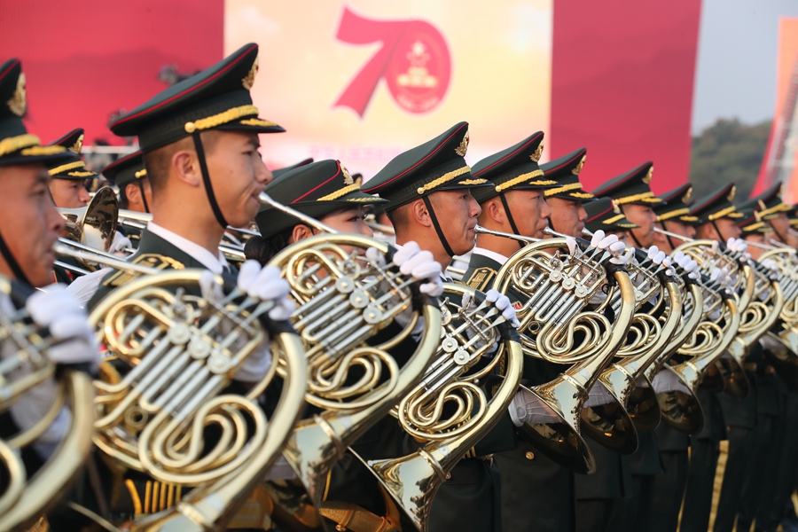 解放軍聯(lián)合軍樂(lè)團(tuán)在廣場(chǎng)就位后進(jìn)行準(zhǔn)備工作和試奏。據(jù)了解，解放軍聯(lián)合軍樂(lè)團(tuán)此次演奏是從開國(guó)大典至今歷次閱兵以來(lái)演奏曲目最多的一次，不少曲目是為此次閱兵量身打造的全新作品，此次也是歷次女演奏員最多的一次。