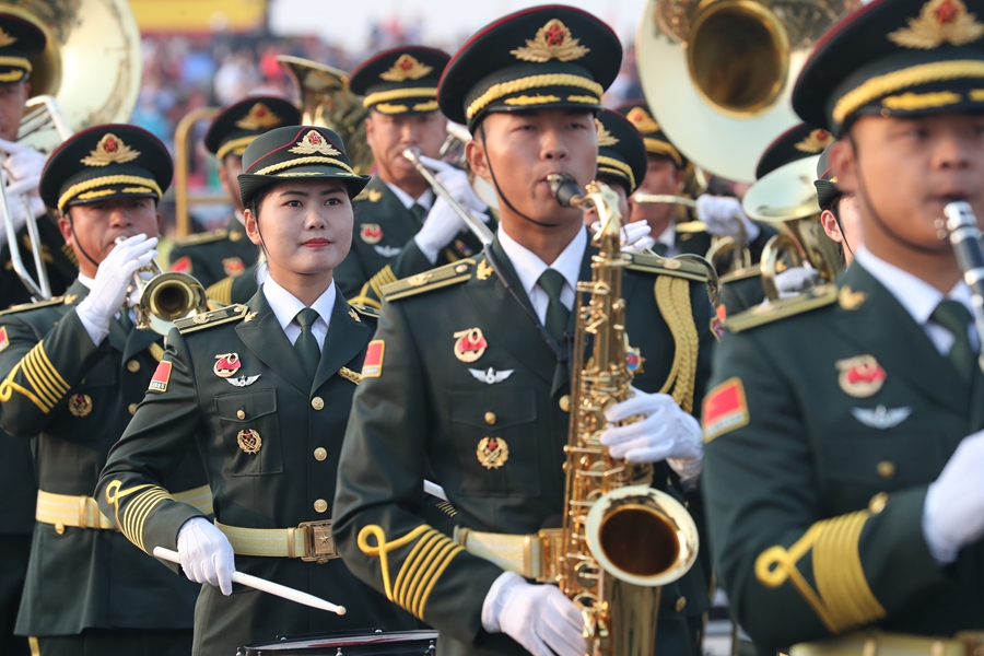 解放軍聯(lián)合軍樂(lè)團(tuán)在廣場(chǎng)就位后進(jìn)行準(zhǔn)備工作和試奏。據(jù)了解，解放軍聯(lián)合軍樂(lè)團(tuán)此次演奏是從開國(guó)大典至今歷次閱兵以來(lái)演奏曲目最多的一次，不少曲目是為此次閱兵量身打造的全新作品，此次也是歷次女演奏員最多的一次。