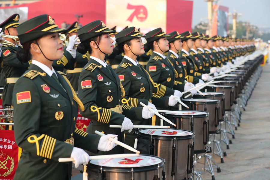 解放軍聯(lián)合軍樂(lè)團(tuán)在廣場(chǎng)就位后進(jìn)行準(zhǔn)備工作和試奏。據(jù)了解，解放軍聯(lián)合軍樂(lè)團(tuán)此次演奏是從開國(guó)大典至今歷次閱兵以來(lái)演奏曲目最多的一次，不少曲目是為此次閱兵量身打造的全新作品，此次也是歷次女演奏員最多的一次。