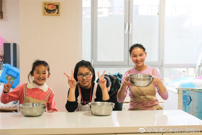 2017年 &ldquo;寒令營&rdquo;團隊從不同角度，為北疆山區的孩子們打開了一個豐富的世界。來到北京，他們觀看了升旗儀式，參觀了故宮，走進北京海洋館和動物園。這次寒令營，展現在他們面前的是此前從未看到過的世界，意義非凡。