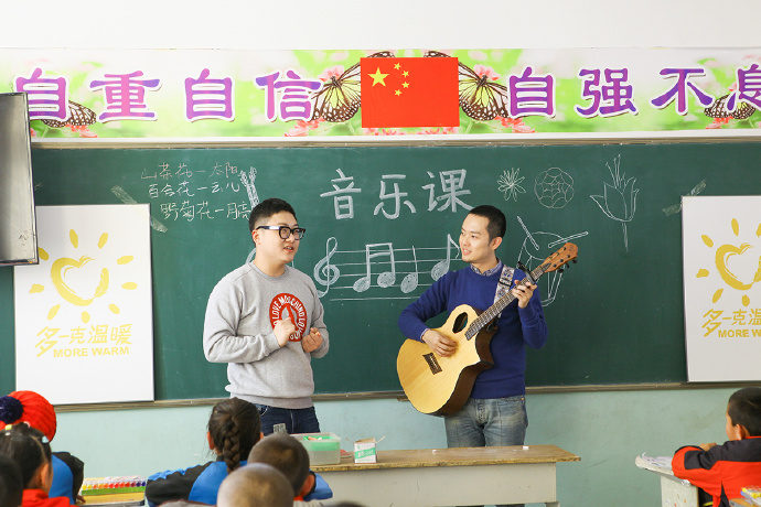 &ldquo;多一克溫暖&rdquo;公益活動的老朋友好妹妹樂隊，為孩子們帶來了音樂和繪畫課，用音符溫暖孩子們的心靈，用畫筆繪出更繽紛的世界。不斷匯聚的愛心，讓寒冷的北疆進入到更多人的視野當中，也讓孩子們臉上的笑容更燦爛。