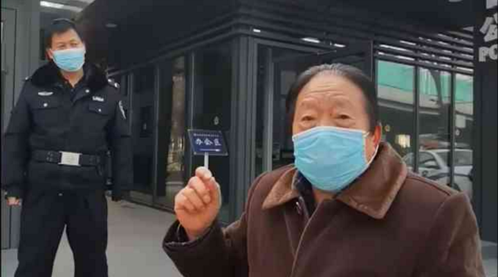 社區(qū)封閉，76歲的他為什么要出來