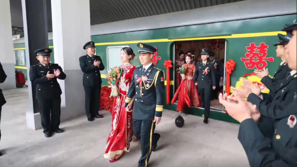 火車當&ldquo;婚車&rdquo;，東風(fēng)快遞員最有排面的&ldquo;幸福軍列&rdquo;