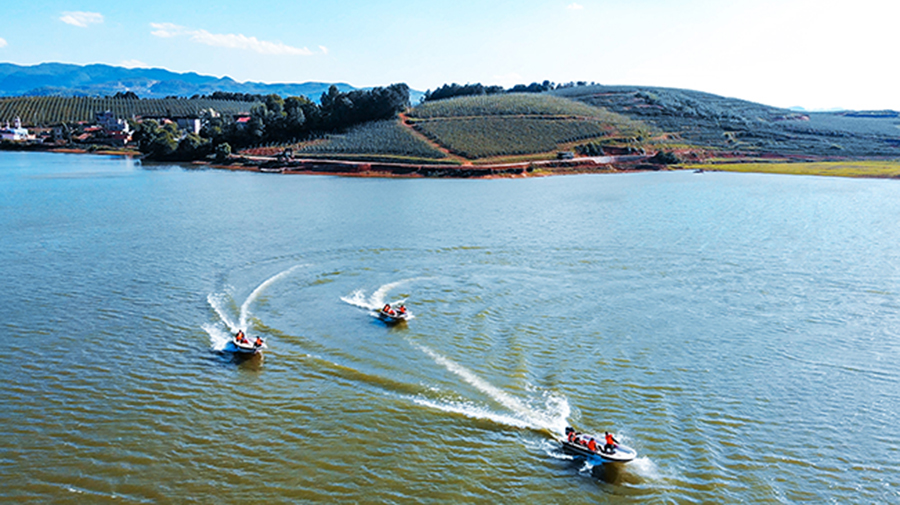 武警官兵&ldquo;乘風破浪&rdquo;練尖兵