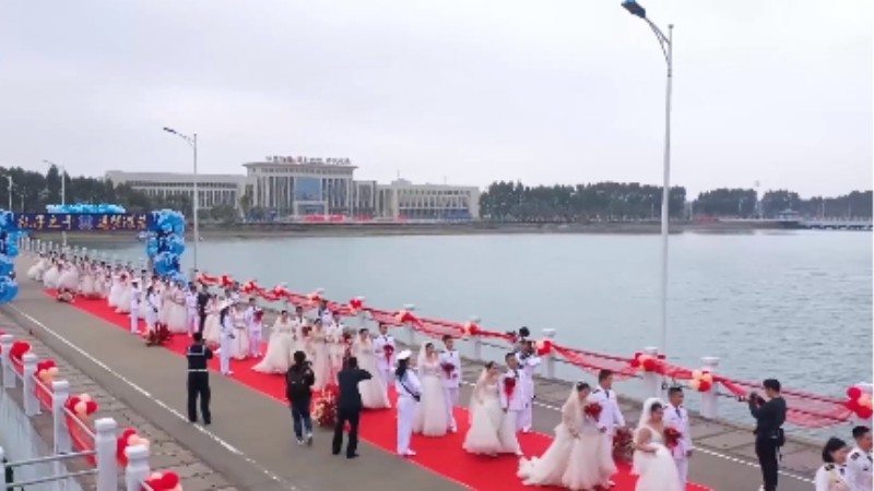 乘風破浪來娶你！海軍某部30對新人舉行集體婚禮