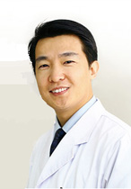 葉子?。罕本┟罓柲垦劭漆t(yī)院院長