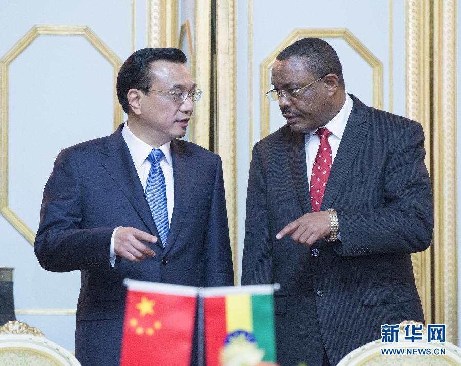 5月4日，中國(guó)國(guó)務(wù)院總理李克強(qiáng)在亞的斯亞貝巴與埃塞俄比亞總理海爾馬里亞姆舉行會(huì)談。這是會(huì)談后，李克強(qiáng)與海爾馬里亞姆共同出席有關(guān)文件簽字儀式。 新華社記者 王曄 攝