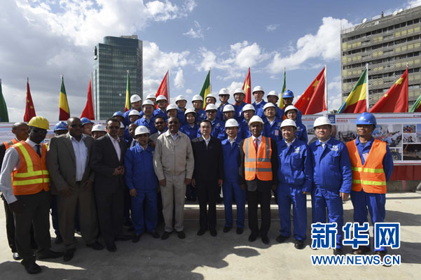 這是李克強同海爾馬里亞姆與施工人員合影留念。新華社記者 李學(xué)仁 攝