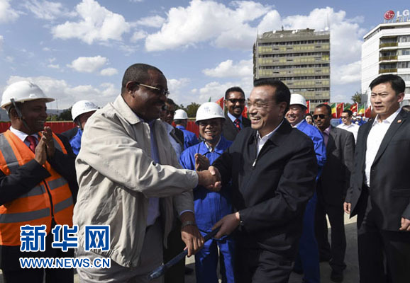 5月5日，中國國務(wù)院總理李克強考察亞的斯亞貝巴輕軌項目，埃塞俄比亞總理海爾馬里亞姆陪同。新華社記者 李學(xué)仁 攝