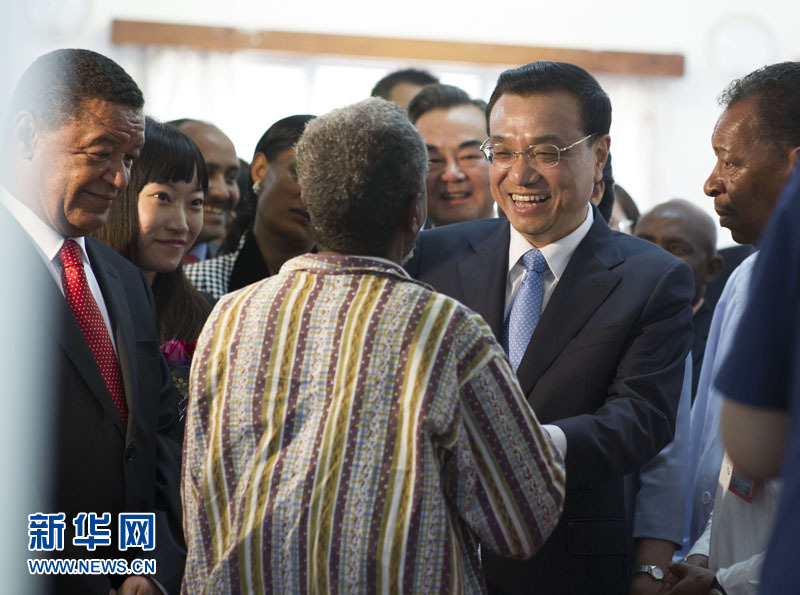 5月6日,中國國務院總理李克強與埃塞俄比亞總統穆拉圖一同來到亞的斯亞貝巴阿勒塔醫院,看望受益于中國免費白內障手術“光明行”活動的埃塞俄比亞患者。新華社記者 謝環馳 攝 5月6日,中國國務院總理李克強與埃塞俄比亞總統穆拉圖一同來到亞的斯亞貝巴阿勒塔醫院,看望受益于中國免費白內障手術“光明行”活動的埃塞俄比亞患者。新華社記者 謝環馳 攝