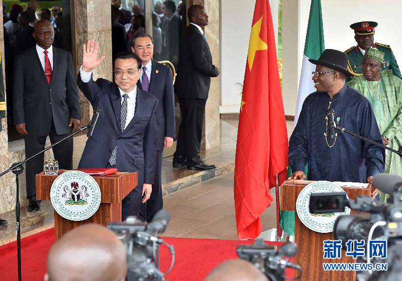 5月7日，中國(guó)國(guó)務(wù)院總理李克強(qiáng)在阿布賈與尼日利亞總統(tǒng)喬納森會(huì)談后共同會(huì)見記者，并回答記者提問(wèn)。 新華社記者李濤攝 