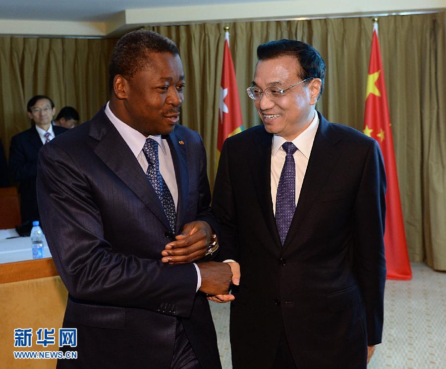 5月7日，正在尼日利亞訪問的中國國務院總理李克強在阿布賈會見出席第24屆世界經(jīng)濟論壇非洲峰會全會的多哥總統(tǒng)福雷。 新華社記者 李濤 攝 