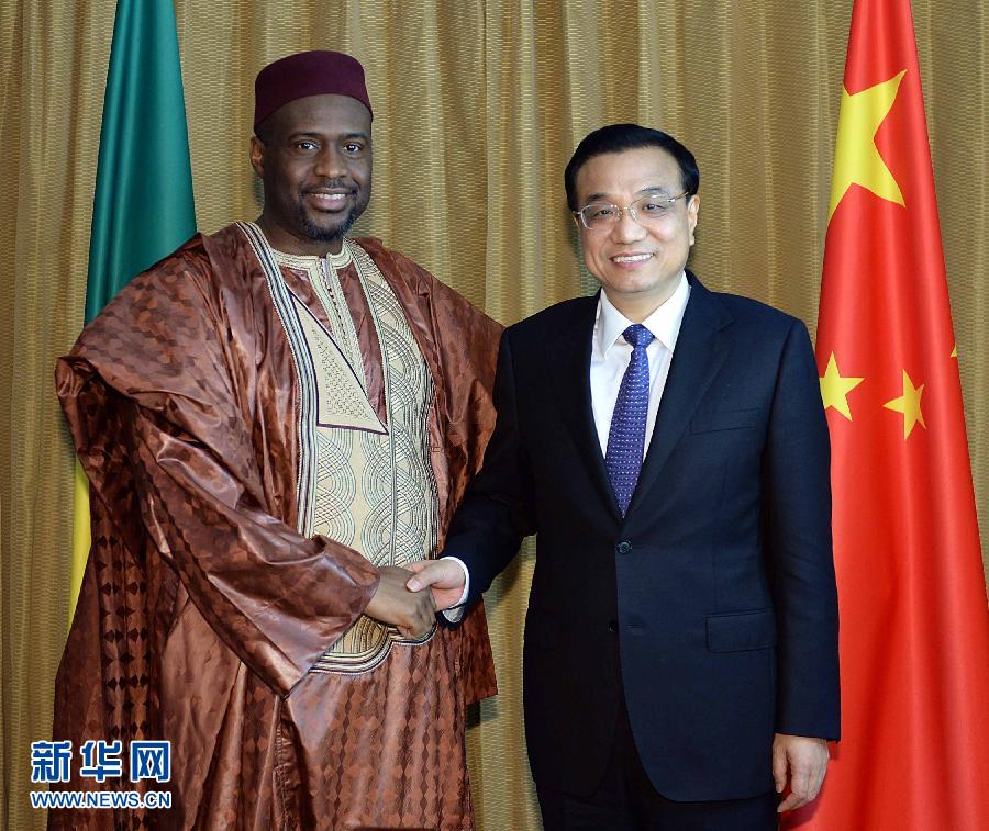 5月7日，正在尼日利亞訪問的國務院總理李克強在阿布賈會見出席第24屆世界經(jīng)濟論壇非洲峰會全會的馬里總理馬拉。 新華社記者 李濤 攝 