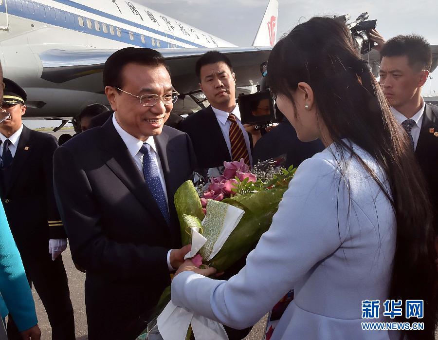 5月8日，應(yīng)安哥拉總統(tǒng)多斯桑托斯邀請，中國國務(wù)院總理李克強乘專機抵達羅安達二月四日國際機場，開始對安哥拉進行正式訪問。 新華社記者李濤 攝 