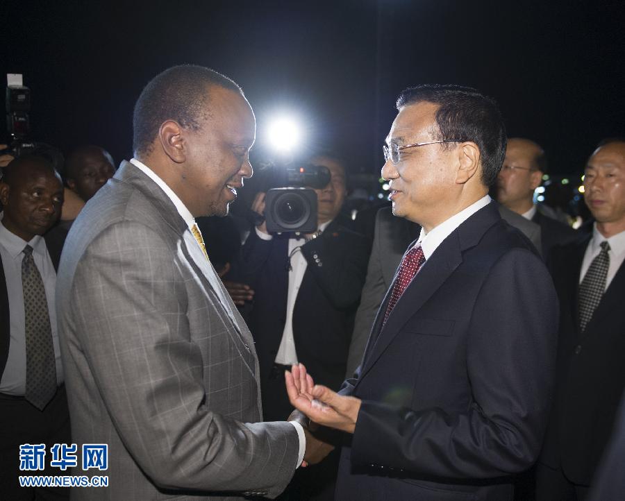 5月9日，應(yīng)肯尼亞總統(tǒng)肯雅塔邀請，中國國務(wù)院總理李克強(qiáng)乘專機(jī)抵達(dá)內(nèi)羅畢肯雅塔國際機(jī)場，開始對肯尼亞進(jìn)行正式訪問。李克強(qiáng)總理夫人程虹同機(jī)抵達(dá)。肯尼亞總統(tǒng)肯雅塔和副總統(tǒng)魯托率肯政府高級(jí)官員到機(jī)場迎接。新華社記者 謝環(huán)馳 攝 