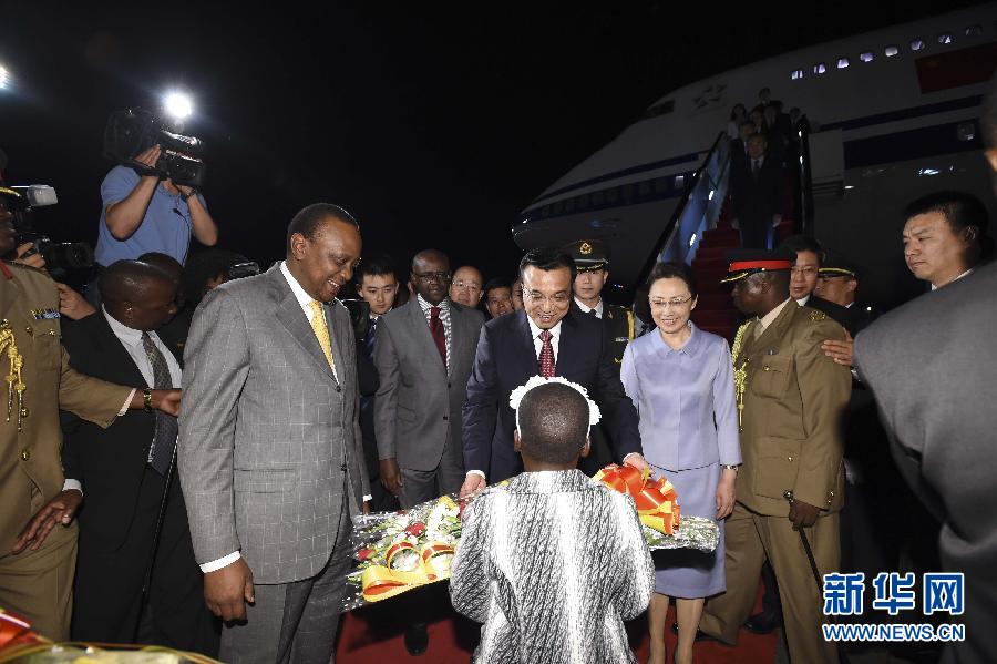5月9日，應(yīng)肯尼亞總統(tǒng)肯雅塔邀請，中國國務(wù)院總理李克強(qiáng)乘專機(jī)抵達(dá)內(nèi)羅畢肯雅塔國際機(jī)場，開始對肯尼亞進(jìn)行正式訪問。李克強(qiáng)總理夫人程虹同機(jī)抵達(dá)。肯尼亞總統(tǒng)肯雅塔和副總統(tǒng)魯托率肯政府高級(jí)官員到機(jī)場迎接。這是肯尼亞兒童向李克強(qiáng)夫婦獻(xiàn)上鮮花。新華社記者李學(xué)仁攝 