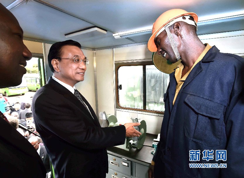 5月11日，國務院總理李克強參觀肯尼亞國家青年服務隊。這是李克強與服務隊隊員親切交談。 新華社記者 李濤 攝