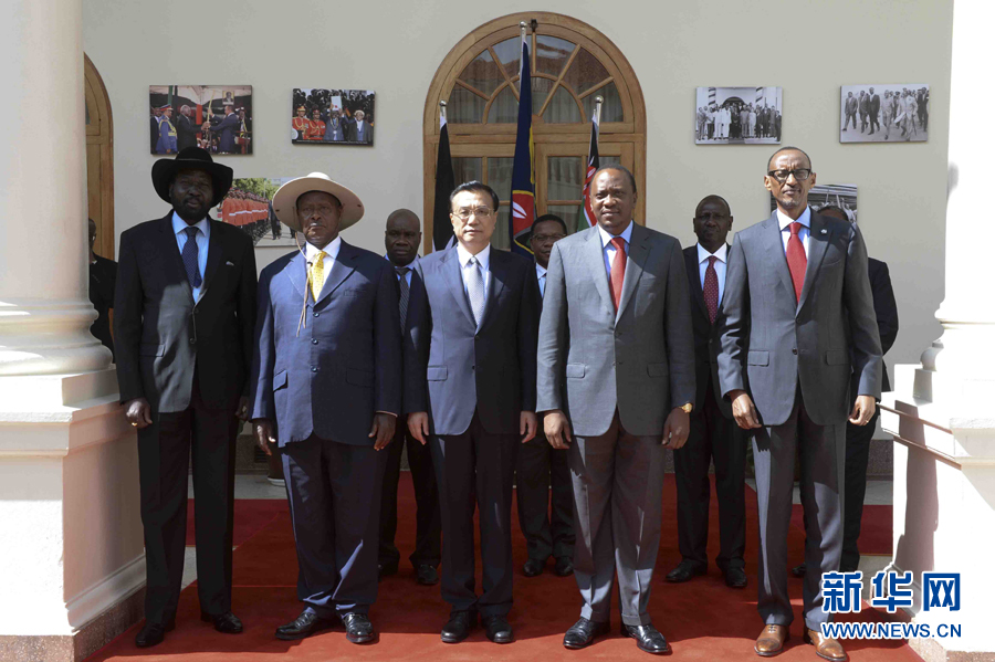 這是李克強在簽字儀式后參加集體合影。新華社記者李學仁攝 這是李克強在簽字儀式后參加集體合影。新華社記者李學仁攝