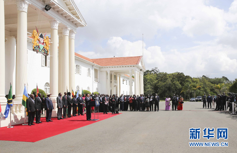5月11日，中國國務院總理李克強在內羅畢國家宮與肯尼亞總統(tǒng)肯雅塔共同會見記者，介紹中非合作建設肯尼亞蒙巴薩－內羅畢鐵路情況。烏干達總統(tǒng)穆塞韋尼、盧旺達總統(tǒng)卡加梅、南蘇丹總統(tǒng)基爾等東非地區(qū)國家領導人參加。新華社記者丁林攝