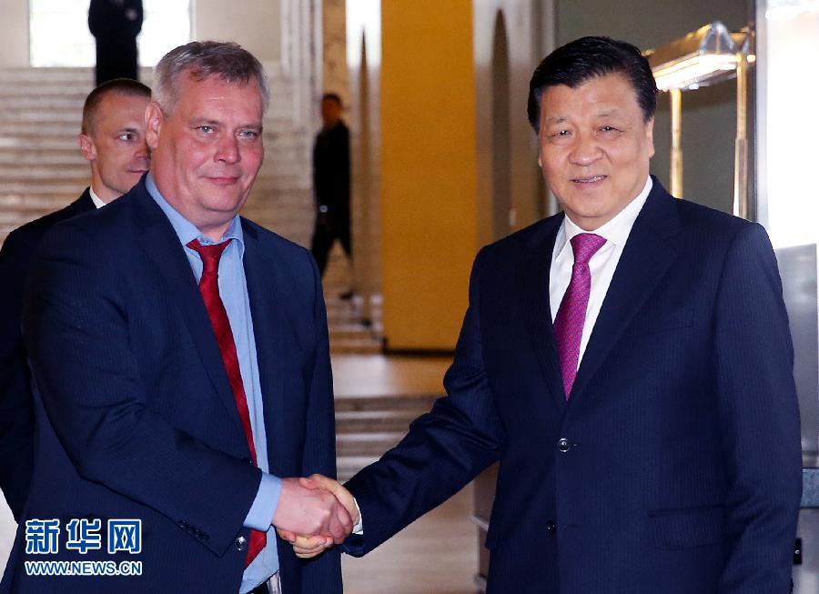 6月13日，中共中央政治局常委、中央書(shū)記處書(shū)記劉云山在赫爾辛基會(huì)見(jiàn)芬蘭社民黨主席、財(cái)政部長(zhǎng)林內(nèi)。 新華社記者姚大偉攝