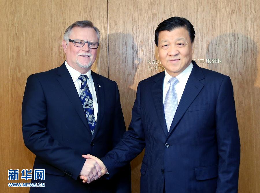 6月14日，中共中央政治局常委、中央書(shū)記處書(shū)記劉云山在芬蘭羅瓦涅米會(huì)見(jiàn)羅瓦涅米市長(zhǎng)羅特沃寧。 新華社記者姚大偉攝