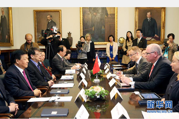 6月13日,中共中央政治局常委、中央書(shū)記處書(shū)記劉云山在赫爾辛基會(huì)見(jiàn)芬蘭議長(zhǎng)海內(nèi)盧奧馬。 新華社記者姚大偉攝 6月13日,中共中央政治局常委、中央書(shū)記處書(shū)記劉云山在赫爾辛基會(huì)見(jiàn)芬蘭議長(zhǎng)海內(nèi)盧奧馬。 新華社記者姚大偉攝