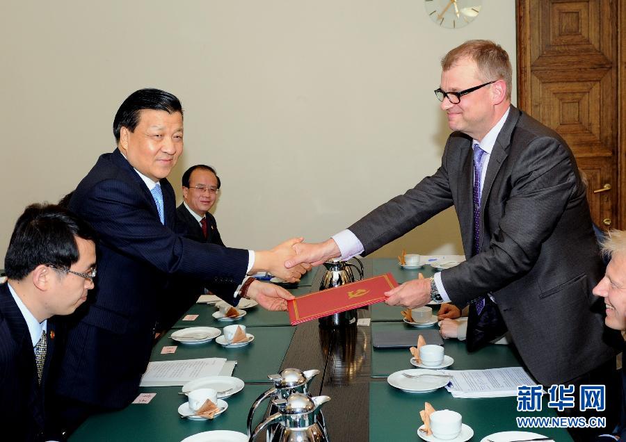 6月12日,中共中央政治局常委、中央書(shū)記處書(shū)記劉云山在赫爾辛基會(huì)見(jiàn)芬蘭中間黨主席西皮萊。 新華社記者饒愛(ài)民攝 6月12日,中共中央政治局常委、中央書(shū)記處書(shū)記劉云山在赫爾辛基會(huì)見(jiàn)芬蘭中間黨主席西皮萊。 新華社記者饒愛(ài)民攝