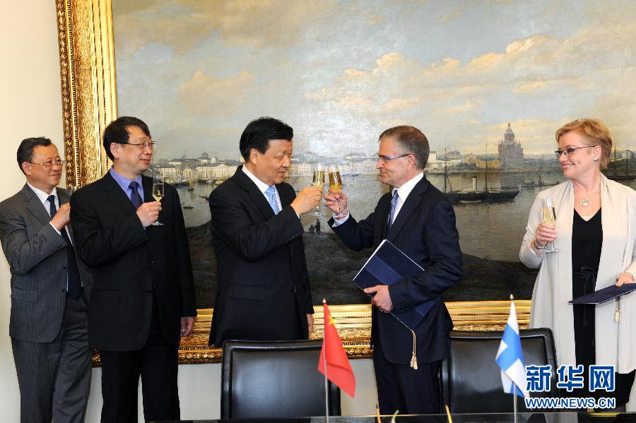 6月13日,中共中央政治局常委、中央書(shū)記處書(shū)記劉云山在赫爾辛基與赫爾辛基市長(zhǎng)帕尤寧共同出席中芬有關(guān)文化藝術(shù)合作及交流活動(dòng)的諒解備忘錄簽字儀式。新華社記者饒愛(ài)民攝 6月13日,中共中央政治局常委、中央書(shū)記處書(shū)記劉云山在赫爾辛基與赫爾辛基市長(zhǎng)帕尤寧共同出席中芬有關(guān)文化藝術(shù)合作及交流活動(dòng)的諒解備忘錄簽字儀式。新華社記者饒愛(ài)民攝