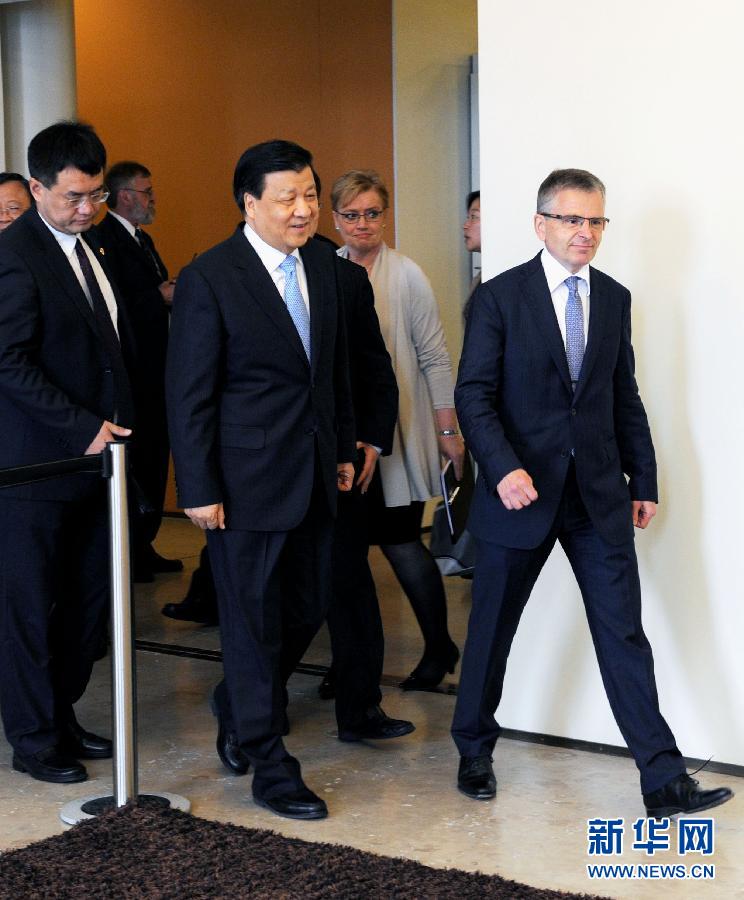 6月13日,中共中央政治局常委、中央書(shū)記處書(shū)記劉云山在赫爾辛基與赫爾辛基市長(zhǎng)帕尤寧共同出席中芬有關(guān)文化藝術(shù)合作及交流活動(dòng)的諒解備忘錄簽字儀式。新華社記者饒愛(ài)民攝 6月13日,中共中央政治局常委、中央書(shū)記處書(shū)記劉云山在赫爾辛基與赫爾辛基市長(zhǎng)帕尤寧共同出席中芬有關(guān)文化藝術(shù)合作及交流活動(dòng)的諒解備忘錄簽字儀式。新華社記者饒愛(ài)民攝