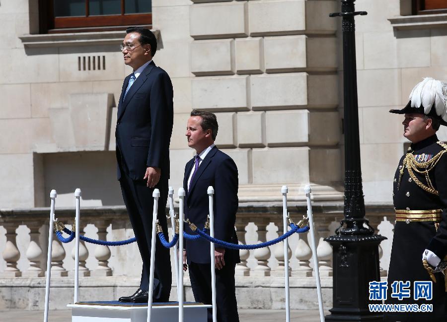 6月17日，中國國務(wù)院總理李克強(qiáng)在倫敦唐寧街10號首相府同英國首相卡梅倫舉行中英總理年度會晤。這是會晤前，卡梅倫為李克強(qiáng)舉行隆重的歡迎儀式。新華社記者 龐興雷 攝 