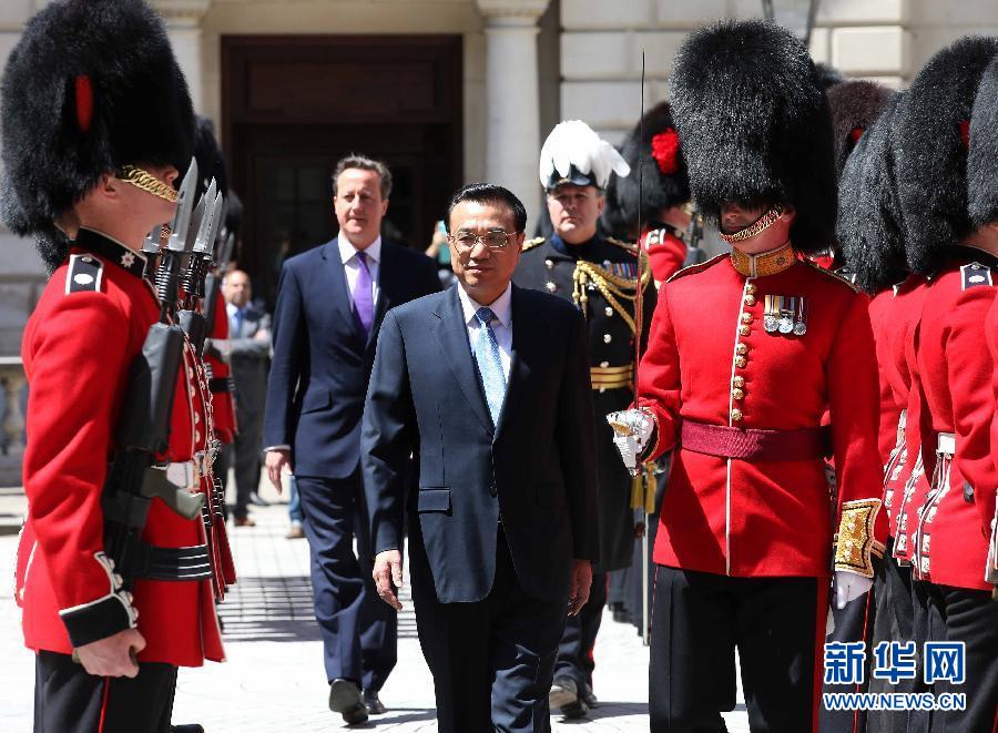6月17日，中國國務(wù)院總理李克強(qiáng)在倫敦唐寧街10號首相府同英國首相卡梅倫舉行中英總理年度會晤。這是會晤前，卡梅倫為李克強(qiáng)舉行隆重的歡迎儀式。新華社記者 龐興雷 攝  