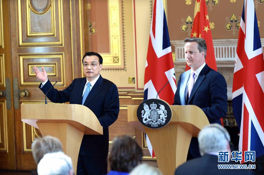 6月17日，中國國務(wù)院總理李克強(qiáng)同英國首相卡梅倫在倫敦舉行中英總理年度會(huì)晤后共同會(huì)見記者。新華社記者 李濤 攝  