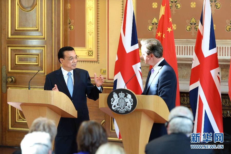 6月17日，中國國務(wù)院總理李克強(qiáng)同英國首相卡梅倫在倫敦舉行中英總理年度會(huì)晤后共同會(huì)見記者。新華社記者 李濤 攝