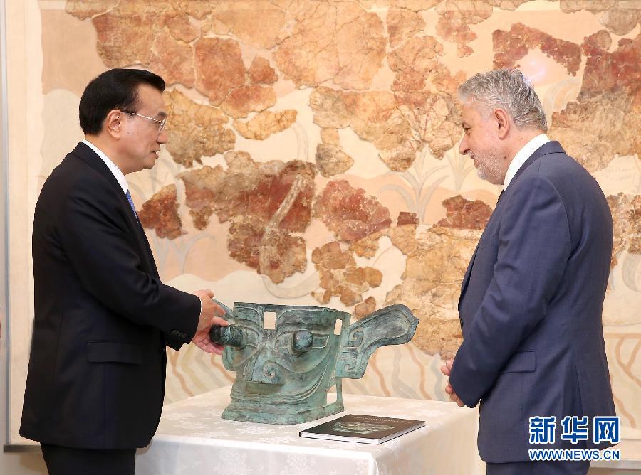 6月21日，國務院總理李克強與希臘總理薩馬拉斯共同出席希臘伊拉克利翁博物館新館開館儀式并發表講話。這是李克強向伊拉克利翁博物館贈送三星堆出土文物復制品。新華社記者 龐興雷 攝 