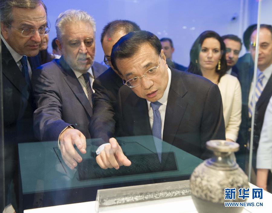  6月21日，國務院總理李克強與希臘總理薩馬拉斯共同出席希臘伊拉克利翁博物館新館開館儀式并發表講話。這是李克強在參觀博物館展品。新華社記者 黃敬文 攝 