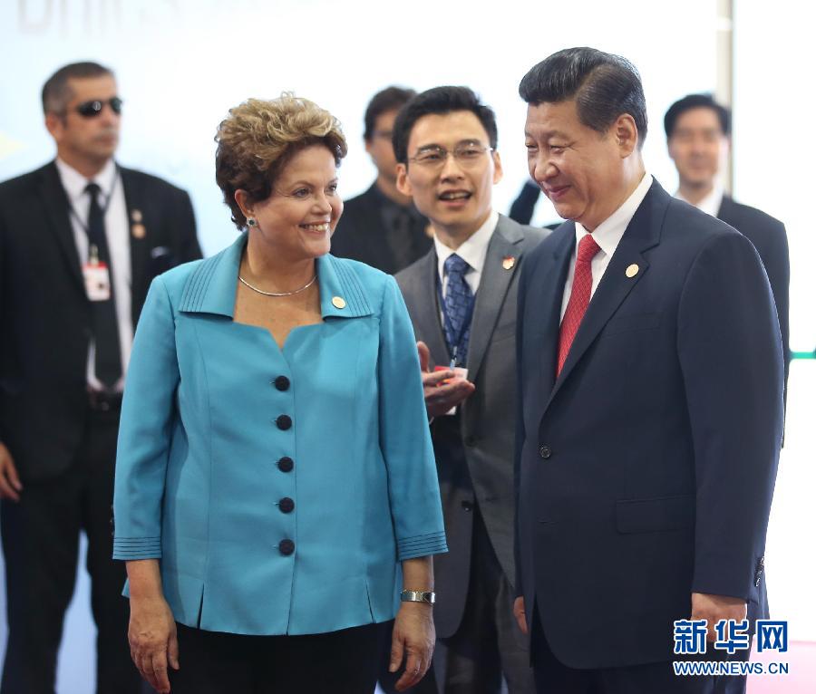 7月15日，國(guó)家主席習(xí)近平在巴西福塔萊薩出席金磚國(guó)家領(lǐng)導(dǎo)人第六次會(huì)晤。這是巴西總統(tǒng)羅塞夫迎接習(xí)近平主席。 新華社記者 蘭紅光 攝 