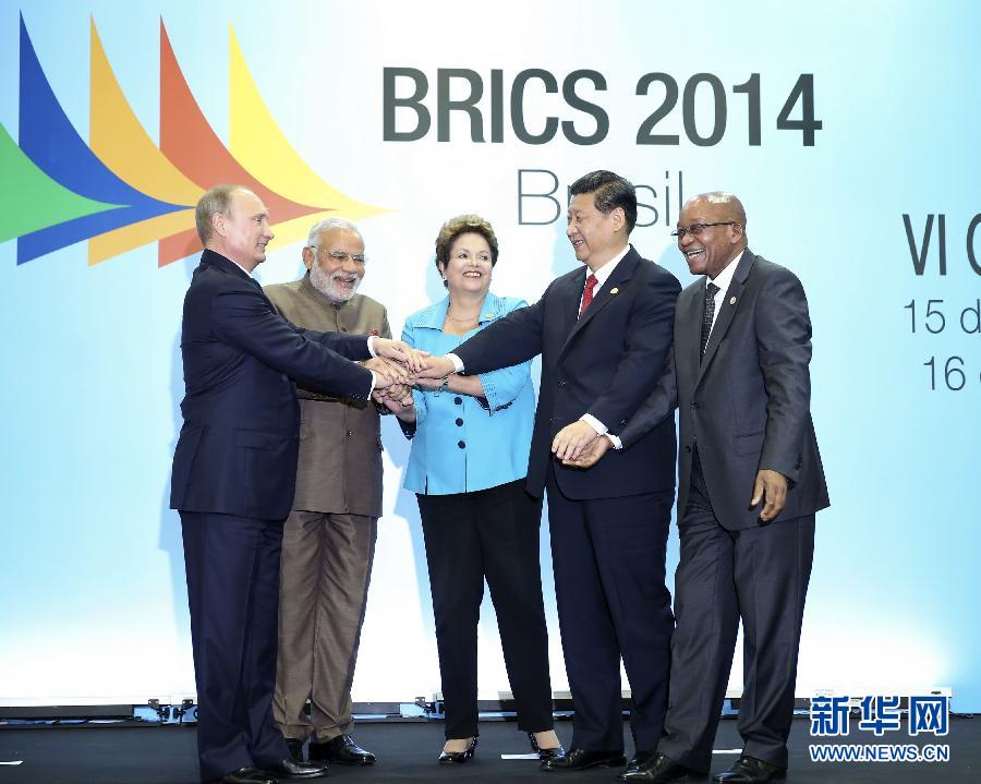 7月15日，國(guó)家主席習(xí)近平在巴西福塔萊薩出席金磚國(guó)家領(lǐng)導(dǎo)人第六次會(huì)晤。這是金磚國(guó)家領(lǐng)導(dǎo)人集體合影。 新華社記者蘭紅光攝 