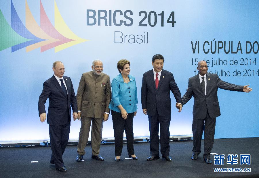 7月15日，國(guó)家主席習(xí)近平在巴西福塔萊薩出席金磚國(guó)家領(lǐng)導(dǎo)人第六次會(huì)晤。這是金磚國(guó)家領(lǐng)導(dǎo)人集體合影。 新華社記者王曄攝  