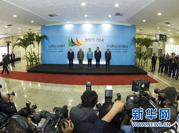 7月15日，國(guó)家主席習(xí)近平在巴西福塔萊薩出席金磚國(guó)家領(lǐng)導(dǎo)人第六次會(huì)晤。這是金磚國(guó)家領(lǐng)導(dǎo)人集體合影。 新華社記者王曄攝