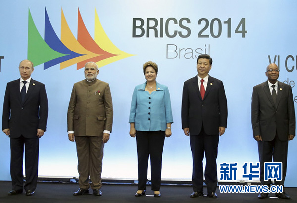  7月15日，國(guó)家主席習(xí)近平在巴西福塔萊薩出席金磚國(guó)家領(lǐng)導(dǎo)人第六次會(huì)晤。這是金磚國(guó)家領(lǐng)導(dǎo)人集體合影。 新華社記者蘭紅光攝