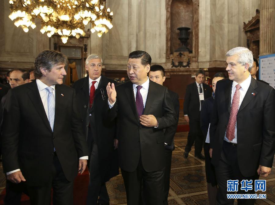 當?shù)貢r間7月19日，國家主席習(xí)近平在布宜諾斯艾利斯會見阿根廷副總統(tǒng)兼參議長布杜（前左）和眾議長多明格斯（前右）。 新華社記者丁林攝 