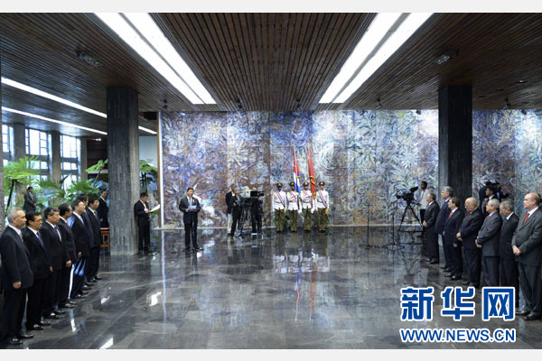 當(dāng)?shù)貢r(shí)間7月22日，國(guó)家主席習(xí)近平在哈瓦那接受古巴政府授予的&ldquo;何塞&middot;馬蒂&rdquo;勛章。古巴國(guó)務(wù)委員會(huì)主席兼部長(zhǎng)會(huì)議主席勞爾&middot;卡斯特羅為習(xí)近平佩戴勛章。新華社記者馬占成攝